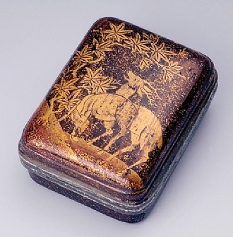 Incense Box (kogo) 

Two Deer and Maple Tree 

Anonymous artist   

Lacquered wood, lead rim 

Design in gold hiramaki-e on nashiji 

15th c. 

7.1 x 5.5 x 2.8 cm 

  
