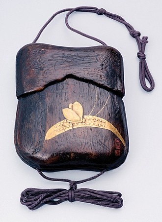 Inro 

Butterfly on Leaf 

Shiomi Seisei (1647-1725) 

Signature: Shiomi 

Seal: Seisei 

Wood, gold maki-e 

7.7 x 5.4 x 2.2