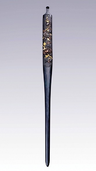 Kogai (Hairpin) 

Peonies 

Kaga School 

Shakudo (copper, bronze and gold alloy) 

Gold, silver and copper inlay 

18th c. 

22.6 cm 
