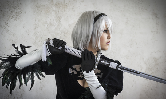 Cosplayer Kasane posingas YoRHa No.2 Type Bof the